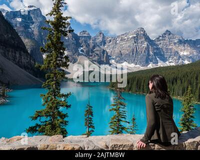 Weibliche Touristen den Blick auf den Moraine Lake im Banff National Park, kanadische Rockies in Alberta, Kanada. Stockfoto