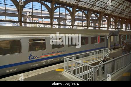 Nizza, Frankreich - 05 April, 2019: Foto genommen während der Reise mit dem Zug Cannes-Monaco. Innenansicht des Gare de Nice Ville Bahnhof. Stockfoto