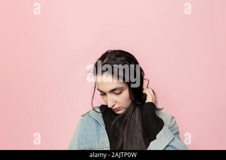 Portrait von glücklich aus dem Nahen Osten weibliche gegen einen rosa Hintergrund posiert. Studio Portrait einer stilvollen junge Frau. Schönheit, Mode, saisonale Vogue Stockfoto