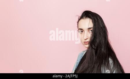 Portrait von glücklich aus dem Nahen Osten weibliche gegen einen rosa Hintergrund posiert. Studio Portrait einer stilvollen junge Frau. Schönheit, Mode, saisonale Vogue Stockfoto