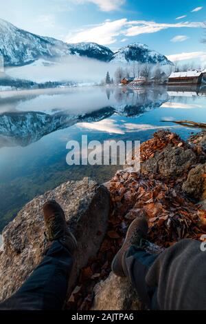 Reisende sitzen auf Rock und Suchen über Berg See Stockfoto