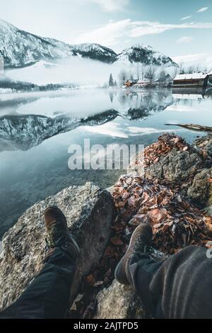 Reisende sitzen auf Rock und Suchen über Berg See Stockfoto