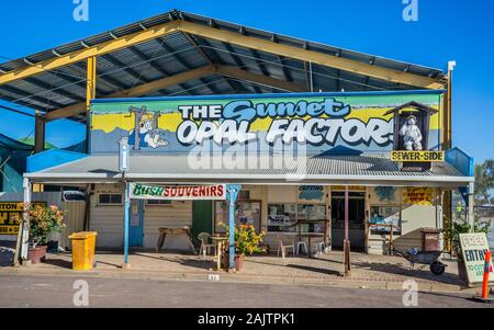 Den Sonnenuntergang Opal Fabrik, schrulligen Souvenir- und Schmuckladen im Central West Queensland Outback Stadt Winton, Queensland, Australien Stockfoto