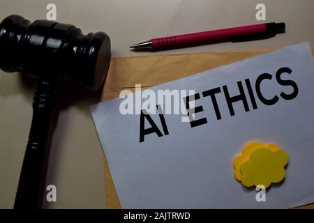 AI Ethik Text im Dokument oben braunen Umschlag und Stethoskop. Healthcare oder medizinisches Konzept Stockfoto