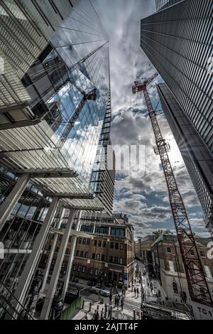 LONDON, GROSSBRITANNIEN - 22 AUGUST: Low Angle View Der Shard und moderne Bürogebäude in der Innenstadt von London Financial District am 22. August, 20. Stockfoto