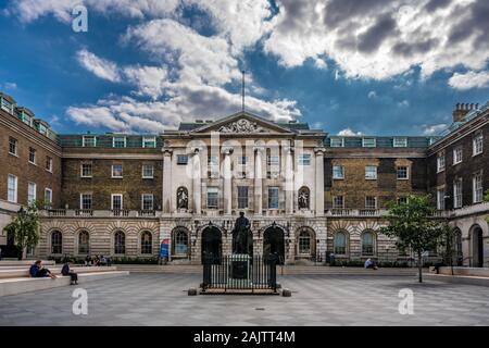 LONDON, GROSSBRITANNIEN - 22 AUGUST: Das King's College der Universität, einem historischen Universität in London am 22. August 2019 geordnet wird Stockfoto