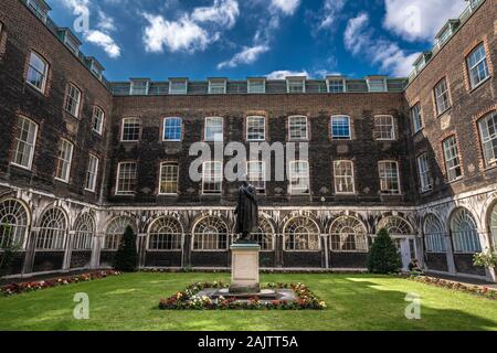 LONDON, GROSSBRITANNIEN - 22 AUGUST: Traditionelle Architektur des King's College der Universität, einem historischen Universität, die in hohem Grade geordnet wird am 22. August Stockfoto