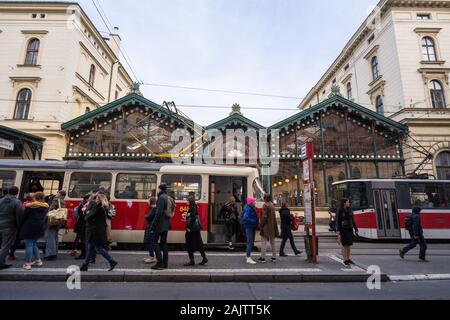 Prag, Tschechien - NOVEMBER 1, 2019: Prager Straßenbahnen, Tatra T3-Modelle, hält vor Masarykovo Nadrazi, einem der wichtigsten Bahnhöfe der Stadt Prag, Stockfoto