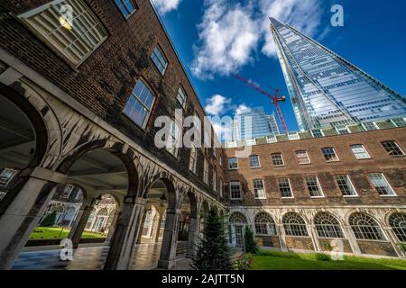 LONDON, GROSSBRITANNIEN - 22 AUGUST: Dies ist eine Ansicht von der King's College University Architektur mit dem Shard skycraper Gebäude am 22. August 2019 Stockfoto