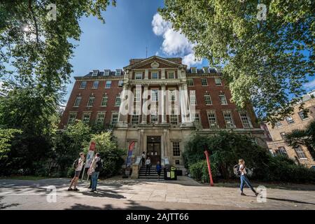 LONDON, GROSSBRITANNIEN - 22 AUGUST: Das King's College der Universität, einem historischen Universität in London am 22. August 2019 geordnet wird Stockfoto