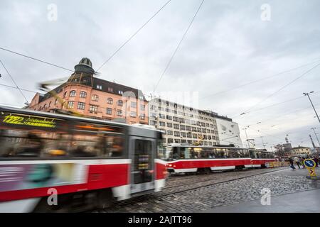 Brünn, Tschechien - NOVEMBER 5, 2019: Zwei Straßenbahnen Kreuzen schnell, mit Geschwindigkeit verwischen, auf nadrazni, im Zentrum von Brno. Auch Salina, Th genannt Stockfoto