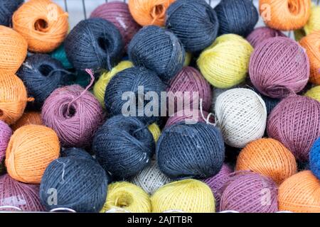 Seile aufgewickelt in Nylon ball Form. Es gibt mehrere Farben in verschiedenen Farben. Stockfoto