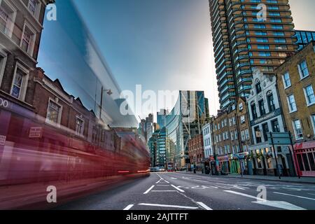 LONDON, Großbritannien - 18 September: Dies ist eine Ansicht der Shoreditch High Street mit der Bewegungsunschärfe der Autos durch die am 18. September 2019 in London Stockfoto