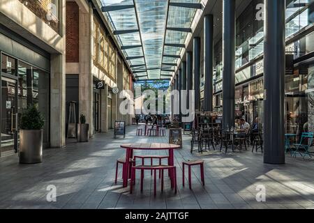 LONDON, Großbritannien - 18 September: Dies ist ein indoor Einkaufspassage am Sptialfields Markt am September 18, 2019 in London. Stockfoto