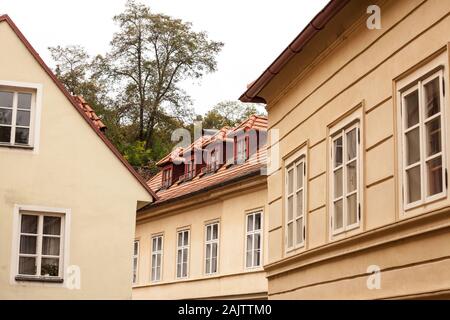 Typische mittelalterliche Fassade eines alten Wohnung Wohnhaus in einer Straße von Castle Hill, genannt Hrdcany, im historischen Zentrum von Prag, Tschechische R Stockfoto