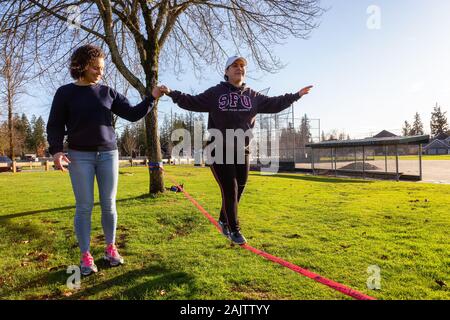 Menschen Slacklining im Park Stockfoto