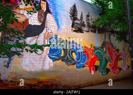 Wandgemälde mit mexikanischen Tänzern und Sor Juana Inés de la Cruz in Chicagos Viertel Pilsen Stockfoto