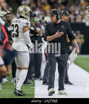 New Orleans, LA, USA. 5 Jan, 2020. New Orleans Saints Headcoach Sean Payton (rechts) spricht mit cornerback Marshon Lattimore (23) Während der NFL Wild Card Endspiel zwischen den New Orleans Saints und die Minnesota Vikings in der Mercedes Benz Superdome in New Orleans, LA. Jonathan Mailhes/CSM/Alamy leben Nachrichten Stockfoto