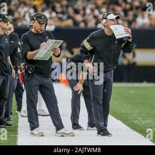 New Orleans, LA, USA. 5 Jan, 2020. New Orleans Saints Defensive Coordinator Dennis Allen (rechts) macht einen Anruf als Head Coach Sean Payton (links) sieht während der NFL Wild Card Endspiel zwischen den New Orleans Saints und die Minnesota Vikings in der Mercedes Benz Superdome in New Orleans, LA. Jonathan Mailhes/CSM/Alamy leben Nachrichten Stockfoto