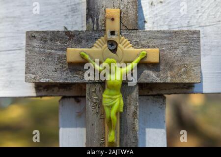 Leuchten im dunkeln Figur des gekreuzigten Jesus, Grand Portage, Minnesota Stockfoto