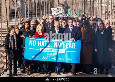 NEW YORK, NEW YORK - Januar 05: Letitia James, Kirsten Gillibrand, Bill De Blasio, Chuck Schumer und Andrew Cuomo teilnehmen, während eine jüdische Solidarität März über die Brooklyn Bridge in New York City. Vertreter aus verschiedenen jüdischen Organisationen wie auch Demonstranten aus dem ganzen Land in die New Yorker für eine keinen Hass, keine Angst März über die Brooklyn Bridge In New York City, Stockfoto