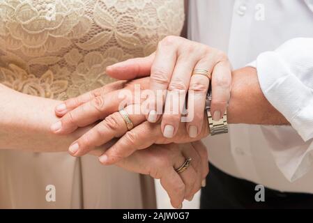 Nahaufnahme der Hände eines alten Paares über einander. Konzept der Respekt, Freundschaft, Zusammengehörigkeit und Liebe. Stockfoto