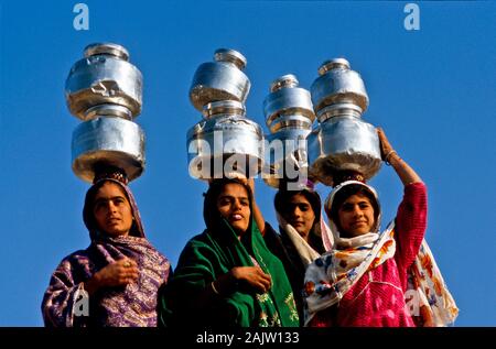 Frauen haben das Wasser aus dem Brunnen in die Häuser zu tragen Stockfoto