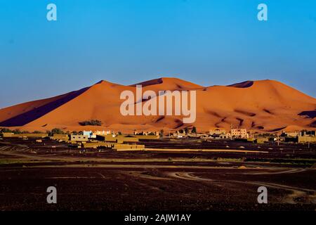 Landschaft der Wüste in der Nähe von Matala, ein kleines Dorf in Marokko, bekannt für seine Nähe zu Erg Chebbi, Touristen Marokko besucht, beschrieben, wie eine Wüste, Stockfoto