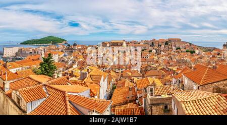 Einem hohen Winkel, Panorama Blick auf die gesamte ummauerte Altstadt von Dubrovnik, die Insel Lokrum und die Adria im Hintergrund. Stockfoto