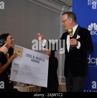 Beverly Hills, Vereinigte Staaten. 05 Jan, 2020. Tom Hanks wird backstage nach dem Akzeptieren der Golden Globe Cecil B. DeMille Award während der 77. jährlichen Golden Globe Awards, die Ehrung der besten im Film und im US-amerikanischen Fernsehen von 2020 im Beverly Hilton Hotel in Beverly Hills, Kalifornien am Sonntag, 5. Januar 2020. Foto von Jim Ruymen/UPI Quelle: UPI/Alamy leben Nachrichten Stockfoto