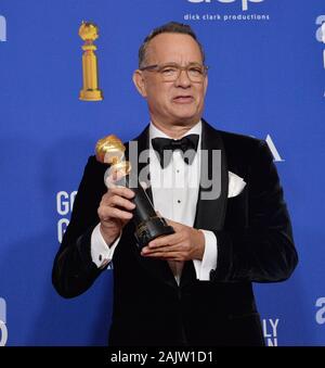 Beverly Hills, Vereinigte Staaten. 05 Jan, 2020. Tom Hanks wird backstage nach dem Akzeptieren der Golden Globe Cecil B. DeMille Award während der 77. jährlichen Golden Globe Awards, die Ehrung der besten im Film und im US-amerikanischen Fernsehen von 2020 im Beverly Hilton Hotel in Beverly Hills, Kalifornien am Sonntag, 5. Januar 2020. Foto von Jim Ruymen/UPI Quelle: UPI/Alamy leben Nachrichten Stockfoto