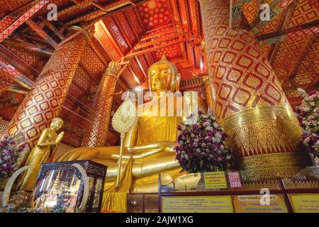 Ayuthaya, Thailand - November 29, 2019: Die große Buddha Statue namens Luang Pho Tho in Wat Phananchoeng Worawihan, Ayuthaya, Thailand. Stockfoto