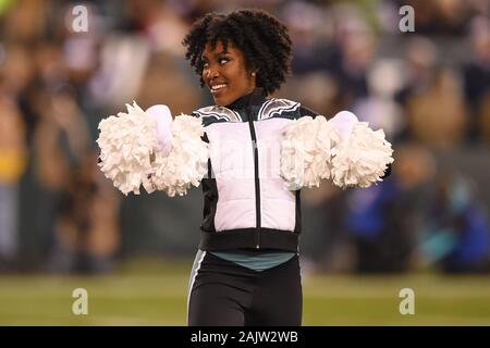 Philadelphia, PA, USA. 05 Jan, 2020. Ein Adler Cheerleader führt während der NFC wild card matchup zwischen die Seattle Seahawks und die Philadelphia Eagles am Lincoln Financial Field in Philadelphia, PA. Credit: Csm/Alamy leben Nachrichten Stockfoto