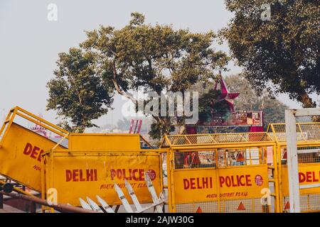 Delhi, Indien - Januar 4, 2020: Delhi Polizei Barrikaden und Barrieren in der Nähe von Red Fort in Old Delhi eingestellt Stockfoto