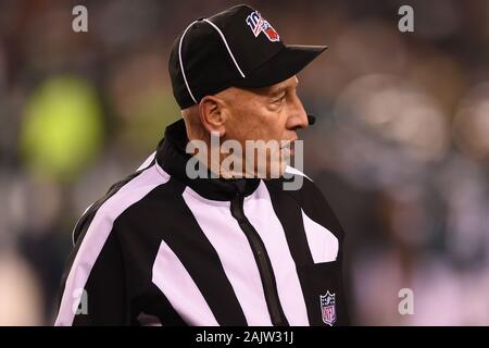 Philadelphia, PA, USA. 05 Jan, 2020. Zurück Richter Tony Steratore (112) Während die NFC wild card matchup zwischen die Seattle Seahawks und die Philadelphia Eagles am Lincoln Financial Field in Philadelphia, PA. Credit: Csm/Alamy leben Nachrichten Stockfoto