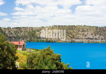 Der Blaue See ist ein See mit natürlich sehr vivd blaues Wasser, in Mount Gambier in South Australia entfernt. Stockfoto