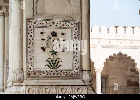 Eingelegten Marmor innerhalb von Spalten mit Bögen in der Halle des privaten Publikums- oder Diwan I Khas in Red Fort in Delhi, Indien Stockfoto