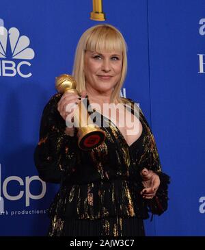 Beverly Hills, Vereinigte Staaten. 05 Jan, 2020. Patricia Arquette erscheint hinter der Bühne, nachdem er den Preis für die beste Leistung von einer Schauspielerin in einer Nebenrolle in einer Serie, limitierte Serie oder Motion Picture Made for Television für "Akte", die im Rahmen der 77. jährlichen Golden Globe Awards, die Ehrung der besten im Film und im US-amerikanischen Fernsehen von 2020 im Beverly Hilton Hotel in Beverly Hills, Kalifornien am Sonntag, 5. Januar 2020. Foto von Jim Ruymen/UPI Quelle: UPI/Alamy leben Nachrichten Stockfoto