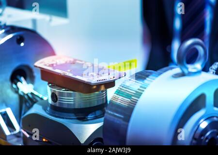Die automatische Maschine messen Sie die Aluminium Handy part Stockfoto