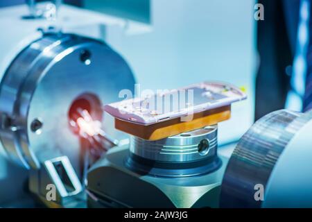 Die automatische Maschine messen Sie die Aluminium Handy part Stockfoto