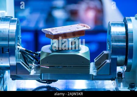Die automatische Maschine messen Sie die Aluminium Handy part Stockfoto