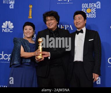 Beverly Hills, Vereinigte Staaten. 05 Jan, 2020. (L - r) Lee Jeong-eun, Song Kang-ho und Bong Joon-ho Erscheinen backstage, nachdem er den Preis für den Besten Film - Fremdsprache für "Parasiten", die im Rahmen der 77. jährlichen Golden Globe Awards, die Ehrung der besten im Film und im US-amerikanischen Fernsehen von 2020 im Beverly Hilton Hotel in Beverly Hills, Kalifornien am Sonntag, 5. Januar 2020. Foto von Jim Ruymen/UPI Quelle: UPI/Alamy leben Nachrichten Stockfoto