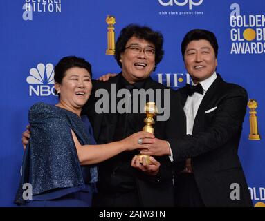 Beverly Hills, Vereinigte Staaten. 05 Jan, 2020. (L - r) Lee Jeong-eun, Song Kang-ho und Bong Joon-ho Erscheinen backstage, nachdem er den Preis für den Besten Film - Fremdsprache für "Parasiten", die im Rahmen der 77. jährlichen Golden Globe Awards, die Ehrung der besten im Film und im US-amerikanischen Fernsehen von 2020 im Beverly Hilton Hotel in Beverly Hills, Kalifornien am Sonntag, 5. Januar 2020. Foto von Jim Ruymen/UPI Quelle: UPI/Alamy leben Nachrichten Stockfoto