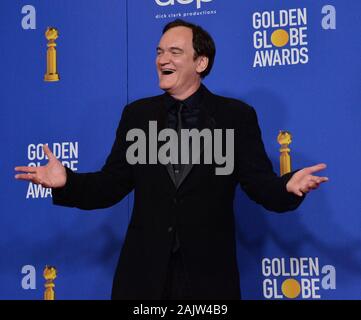 Beverly Hills, Vereinigte Staaten. 05 Jan, 2020. Regisseur Quentin Tarantino wird Backstage, nachdem er den Preis für das beste Drehbuch - Motion Picture für 'Once Upon A Time in Hollywood" während der 77. jährlichen Golden Globe Awards, die Ehrung der besten im Film und im US-amerikanischen Fernsehen von 2020 im Beverly Hilton Hotel in Beverly Hills, Kalifornien am Sonntag, 5. Januar 2020. Foto von Jim Ruymen/UPI Quelle: UPI/Alamy leben Nachrichten Stockfoto