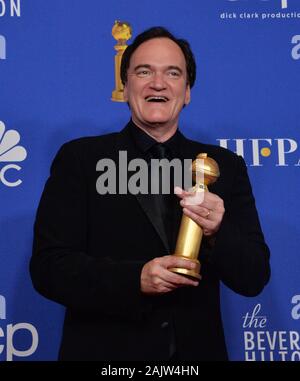 Beverly Hills, Vereinigte Staaten. 05 Jan, 2020. Regisseur Quentin Tarantino wird Backstage, nachdem er den Preis für das beste Drehbuch - Motion Picture für 'Once Upon A Time in Hollywood" während der 77. jährlichen Golden Globe Awards, die Ehrung der besten im Film und im US-amerikanischen Fernsehen von 2020 im Beverly Hilton Hotel in Beverly Hills, Kalifornien am Sonntag, 5. Januar 2020. Foto von Jim Ruymen/UPI Quelle: UPI/Alamy leben Nachrichten Stockfoto