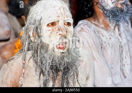 Die Asche - verschmierten Gesichter der Shiva - sadhus manchmal furchterregend aussehen Stockfoto