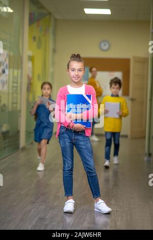 Schülerinnen und Schüler haben sich ihr Englisch Unterricht Stockfoto