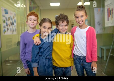 Glückliche Schüler die Schule nach dem Unterricht zu verlassen Stockfoto