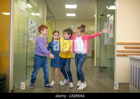 Gruppe der Kinder, die gerne ihre Mitschüler sehen Stockfoto