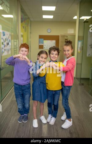 Freundliche Schülerinnen ihre Zuneigung zeigen für jede andere Stockfoto